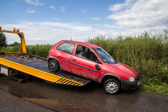 Opel w rowie, a kierowcy brak