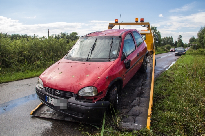 Opel w rowie, a kierowcy brak