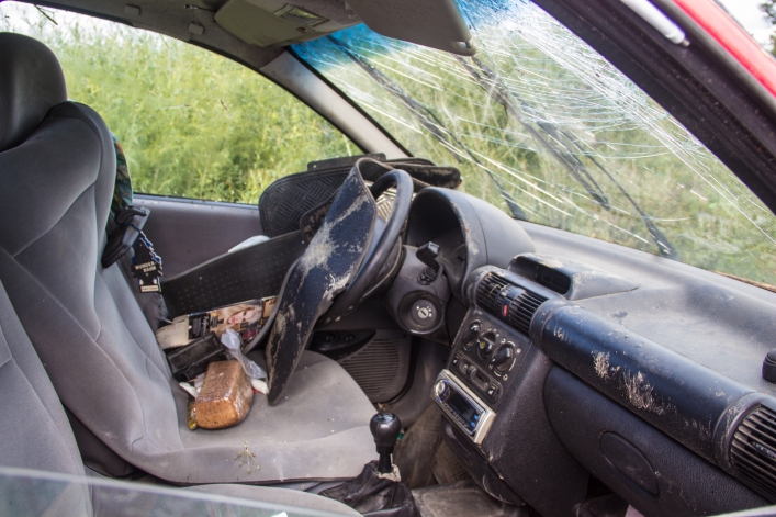 Opel w rowie, a kierowcy brak