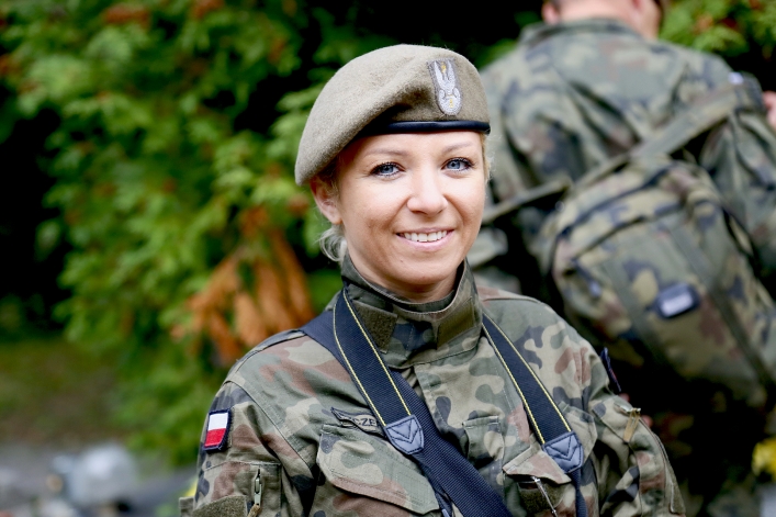 Oznaczyli groby powstańców warszawskich i żołnierzy AK biało-czerwoną wstęgą