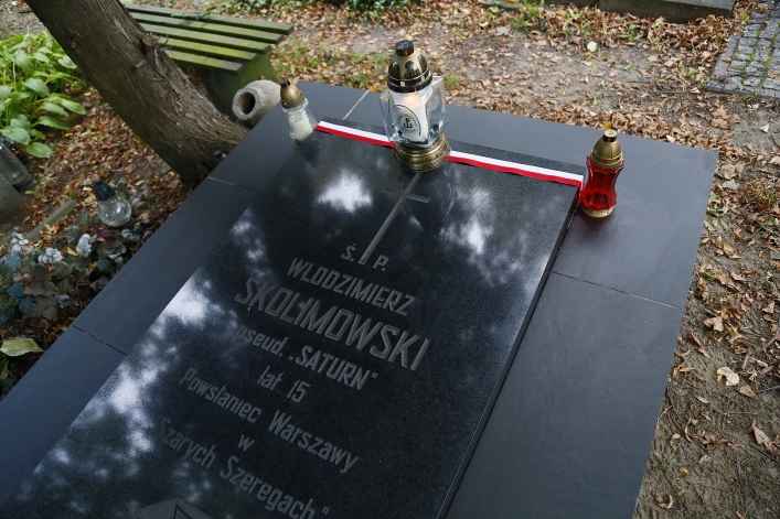 Oznaczyli groby powstańców warszawskich i żołnierzy AK biało-czerwoną wstęgą