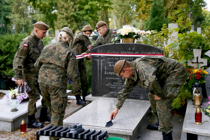Oznaczyli groby powstańców warszawskich i żołnierzy AK biało-czerwoną wstęgą