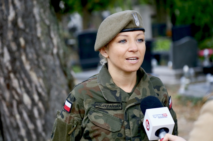 Oznaczyli groby powstańców warszawskich i żołnierzy AK biało-czerwoną wstęgą