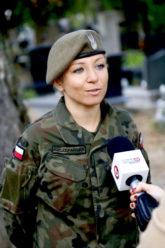 Oznaczyli groby powstańców warszawskich i żołnierzy AK biało-czerwoną wstęgą