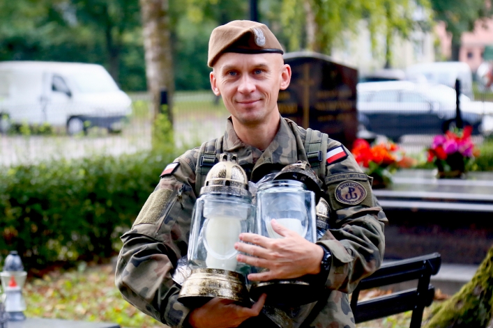 Oznaczyli groby powstańców warszawskich i żołnierzy AK biało-czerwoną wstęgą