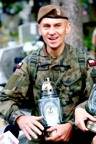 Oznaczyli groby powstańców warszawskich i żołnierzy AK biało-czerwoną wstęgą