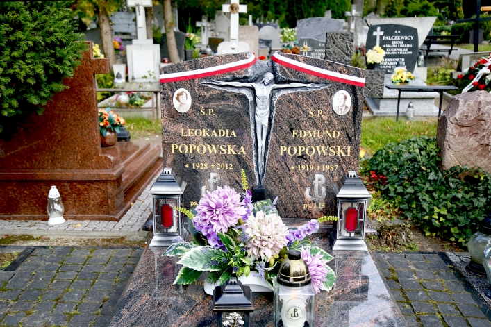 Oznaczyli groby powstańców warszawskich i żołnierzy AK biało-czerwoną wstęgą