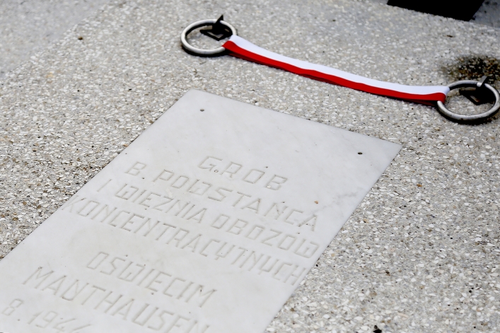 Oznaczyli groby powstańców warszawskich i żołnierzy AK biało-czerwoną wstęgą