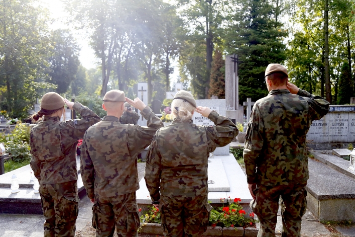 Oznaczyli groby powstańców warszawskich i żołnierzy AK biało-czerwoną wstęgą