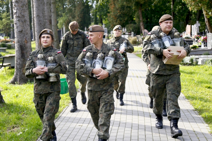 Oznaczyli groby powstańców warszawskich i żołnierzy AK biało-czerwoną wstęgą