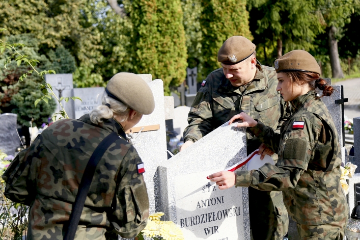 Oznaczyli groby powstańców warszawskich i żołnierzy AK biało-czerwoną wstęgą