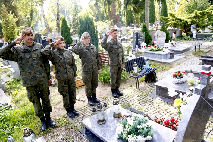 Oznaczyli groby powstańców warszawskich i żołnierzy AK biało-czerwoną wstęgą