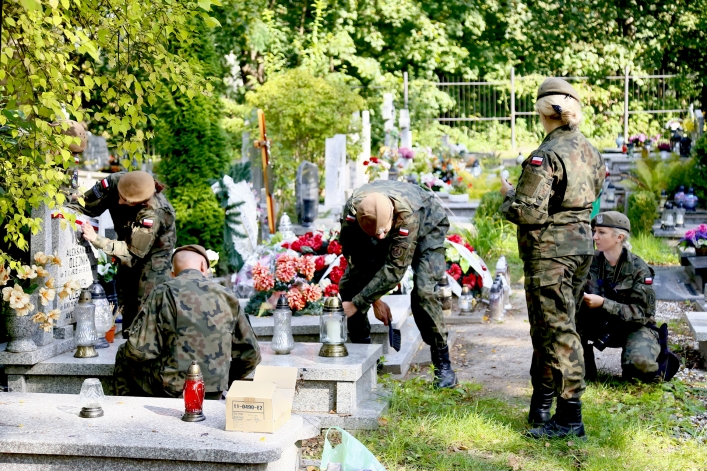 Oznaczyli groby powstańców warszawskich i żołnierzy AK biało-czerwoną wstęgą