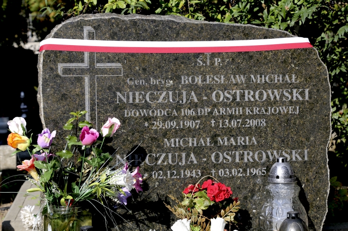 Oznaczyli groby powstańców warszawskich i żołnierzy AK biało-czerwoną wstęgą