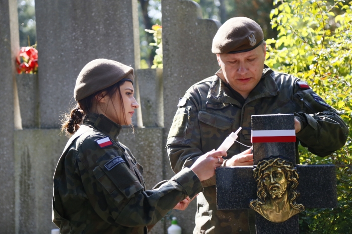 Oznaczyli groby powstańców warszawskich i żołnierzy AK biało-czerwoną wstęgą
