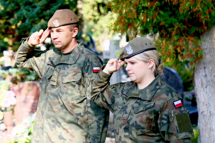 Oznaczyli groby powstańców warszawskich i żołnierzy AK biało-czerwoną wstęgą