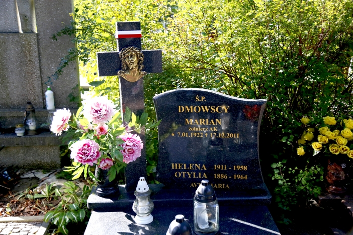 Oznaczyli groby powstańców warszawskich i żołnierzy AK biało-czerwoną wstęgą