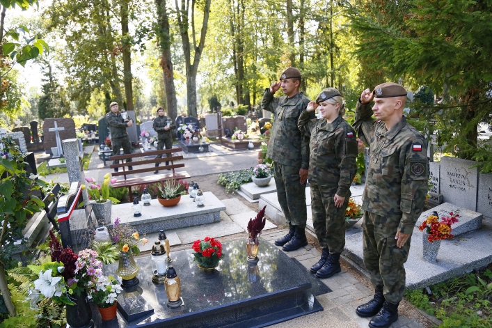 Oznaczyli groby powstańców warszawskich i żołnierzy AK biało-czerwoną wstęgą