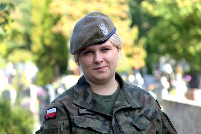 Oznaczyli groby powstańców warszawskich i żołnierzy AK biało-czerwoną wstęgą