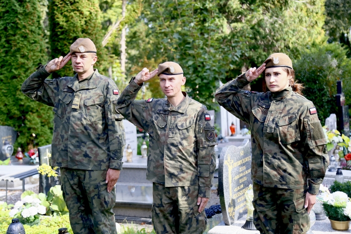 Oznaczyli groby powstańców warszawskich i żołnierzy AK biało-czerwoną wstęgą