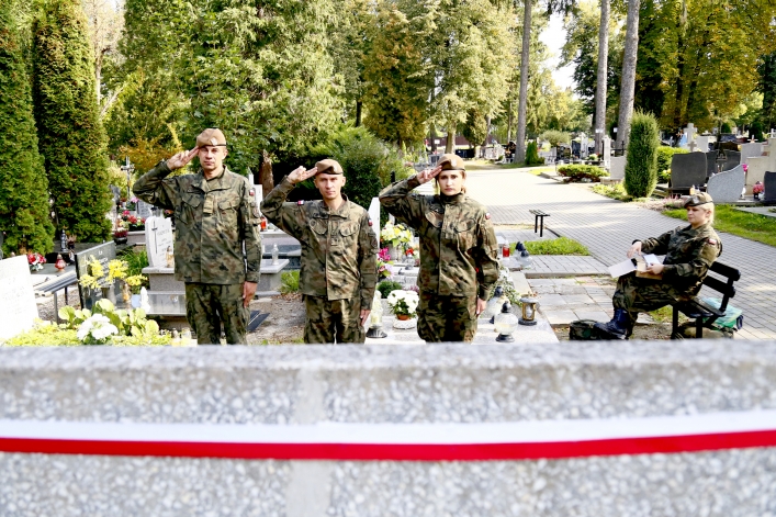 Oznaczyli groby powstańców warszawskich i żołnierzy AK biało-czerwoną wstęgą