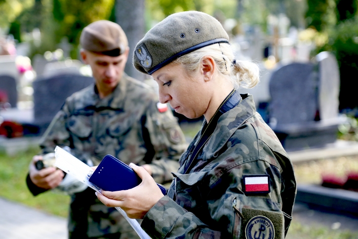 Oznaczyli groby powstańców warszawskich i żołnierzy AK biało-czerwoną wstęgą