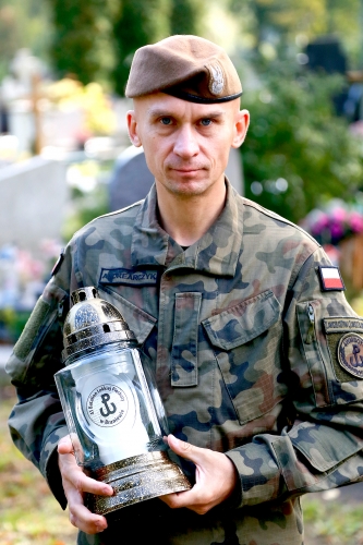 Oznaczyli groby powstańców warszawskich i żołnierzy AK biało-czerwoną wstęgą
