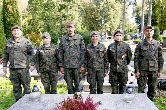 Oznaczyli groby powstańców warszawskich i żołnierzy AK biało-czerwoną wstęgą