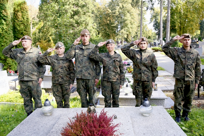 Oznaczyli groby powstańców warszawskich i żołnierzy AK biało-czerwoną wstęgą
