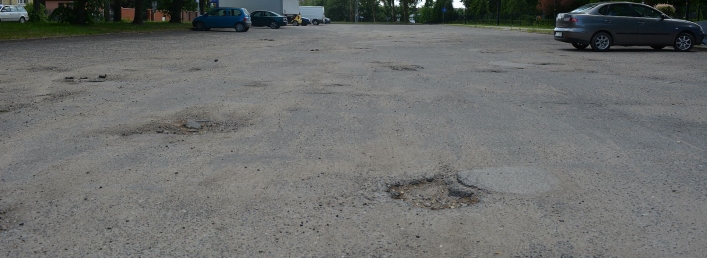 Parking przy cmentarzu na ulicy Agrykola - dziura na dziurze i dziurą pogania (+zdjęcia)