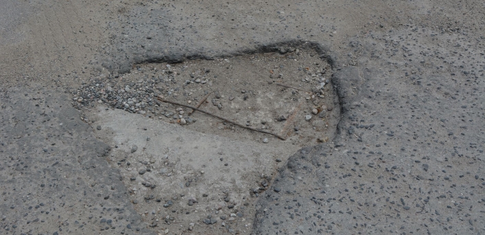 Parking przy cmentarzu na ulicy Agrykola - dziura na dziurze i dziurą pogania (+zdjęcia)