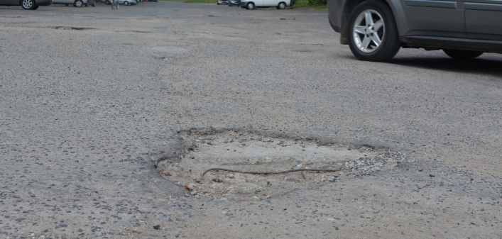 Parking przy cmentarzu na ulicy Agrykola - dziura na dziurze i dziurą pogania (+zdjęcia)