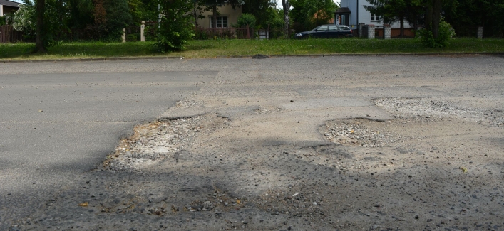 Parking przy cmentarzu na ulicy Agrykola - dziura na dziurze i dziurą pogania (+zdjęcia)