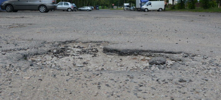 Parking przy cmentarzu na ulicy Agrykola - dziura na dziurze i dziurą pogania (+zdjęcia)