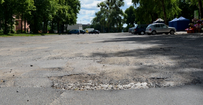 Parking przy cmentarzu na ulicy Agrykola - dziura na dziurze i dziurą pogania (+zdjęcia)