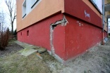 Pękające ściany w budynku nieopodal gmachu nowej siedziby Sądu Okręgowego w Elblągu