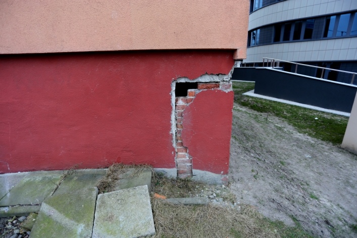 Pękające ściany w budynku nieopodal gmachu nowej siedziby Sądu Okręgowego w Elblągu