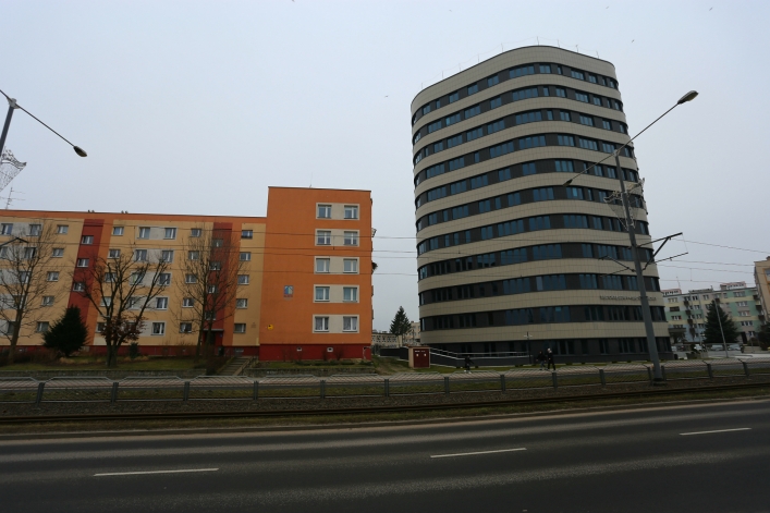 Pękające ściany w budynku nieopodal gmachu nowej siedziby Sądu Okręgowego w Elblągu