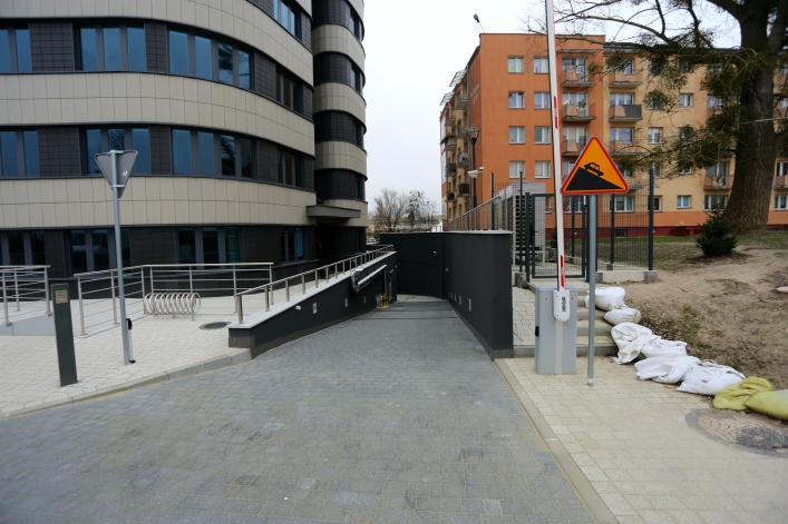 Pękające ściany w budynku nieopodal gmachu nowej siedziby Sądu Okręgowego w Elblągu