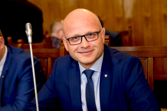 Pierwsza uroczysta sesja nowej Rady Miejskiej w Elblągu. 9 debiutantów