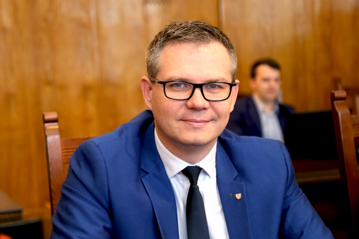 Pierwsza uroczysta sesja nowej Rady Miejskiej w Elblągu. 9 debiutantów