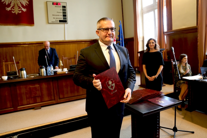 Pierwsza uroczysta sesja nowej Rady Miejskiej w Elblągu. 9 debiutantów