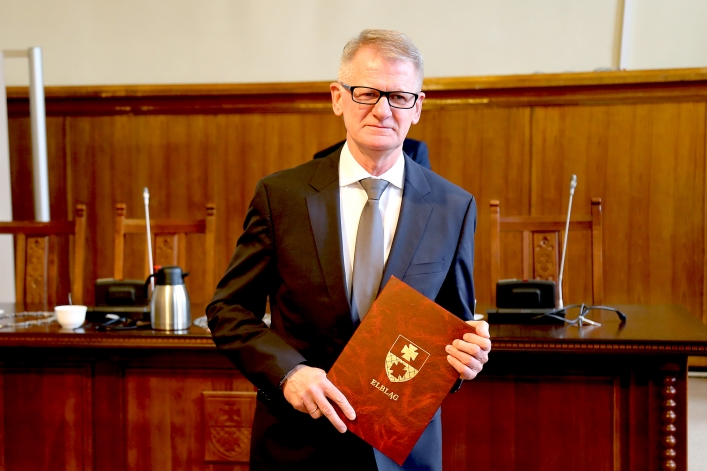 Pierwsza uroczysta sesja nowej Rady Miejskiej w Elblągu. 9 debiutantów