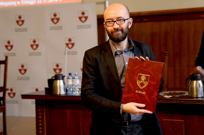 Pierwsza uroczysta sesja nowej Rady Miejskiej w Elblągu. 9 debiutantów
