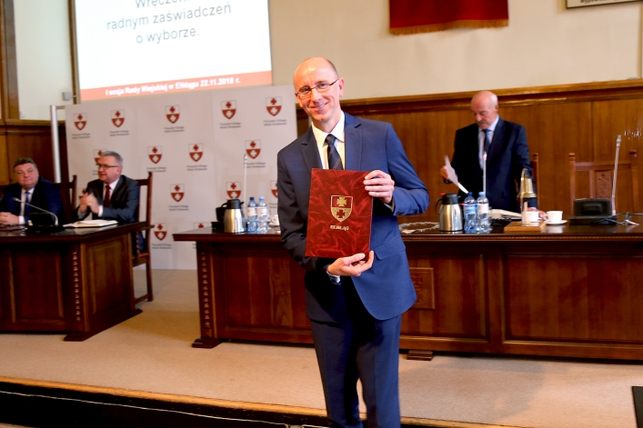 Pierwsza uroczysta sesja nowej Rady Miejskiej w Elblągu. 9 debiutantów