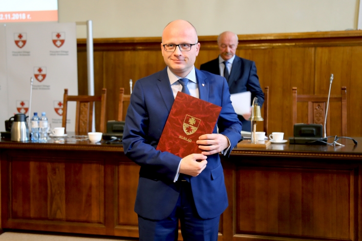 Pierwsza uroczysta sesja nowej Rady Miejskiej w Elblągu. 9 debiutantów