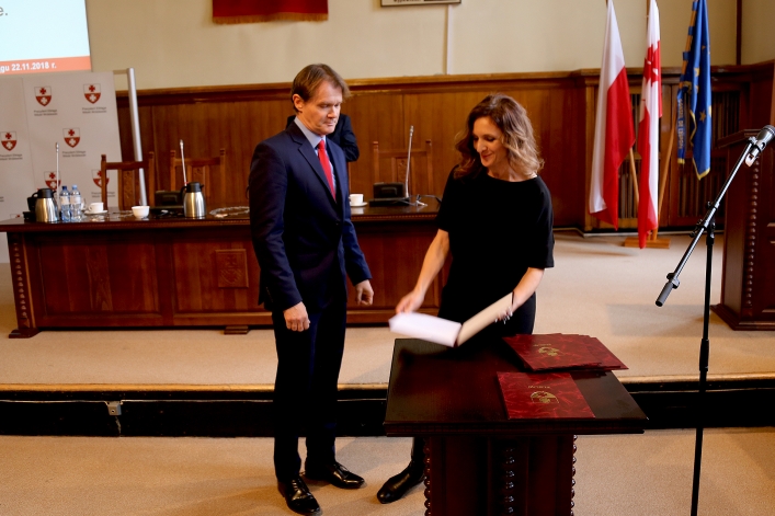 Pierwsza uroczysta sesja nowej Rady Miejskiej w Elblągu. 9 debiutantów