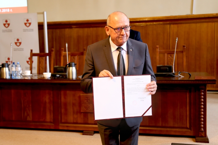 Pierwsza uroczysta sesja nowej Rady Miejskiej w Elblągu. 9 debiutantów