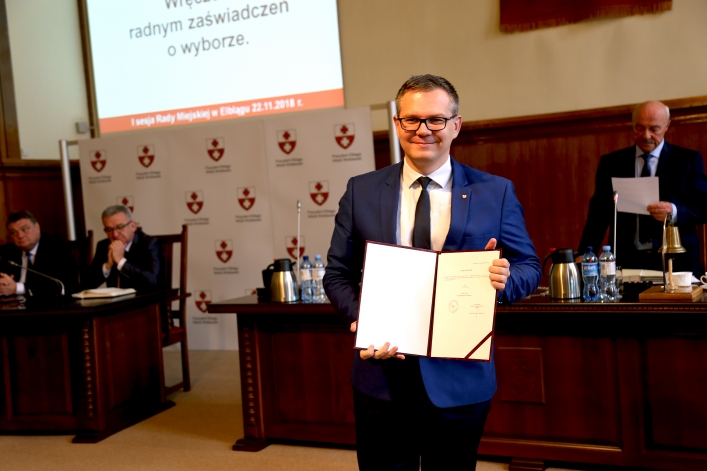 Pierwsza uroczysta sesja nowej Rady Miejskiej w Elblągu. 9 debiutantów