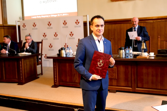Pierwsza uroczysta sesja nowej Rady Miejskiej w Elblągu. 9 debiutantów